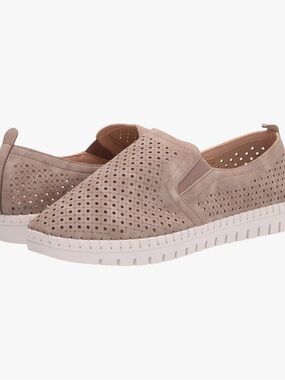 NIB. Easy Street womens Sneaker, Natural, 6.5 W